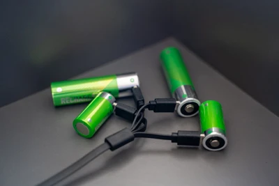 Hoe laad ik een nieuw aangeschafte oplaadbare lithium-ionbatterij correct op?